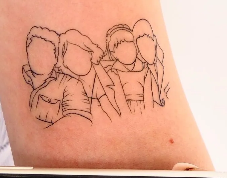 Fine Line Tattoo einer vierköpfigen Familie als Linienzeichnung am Unterarm