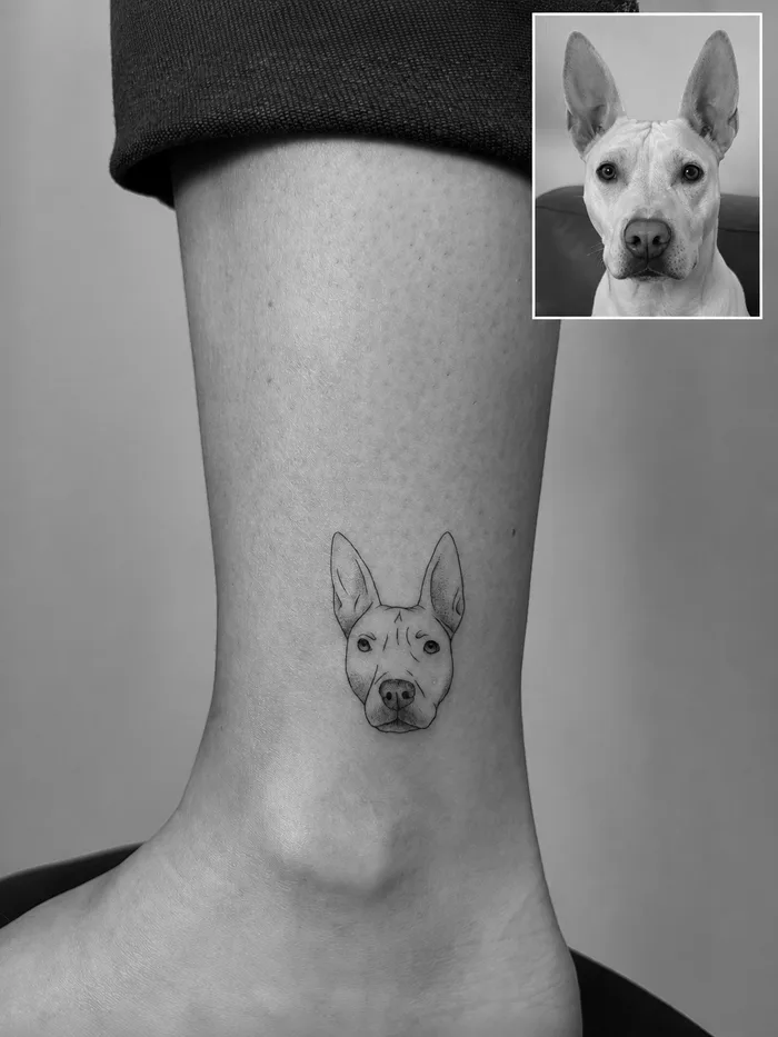 Fine Line Portrait-Tattoo eines Hundes am Knöchel
