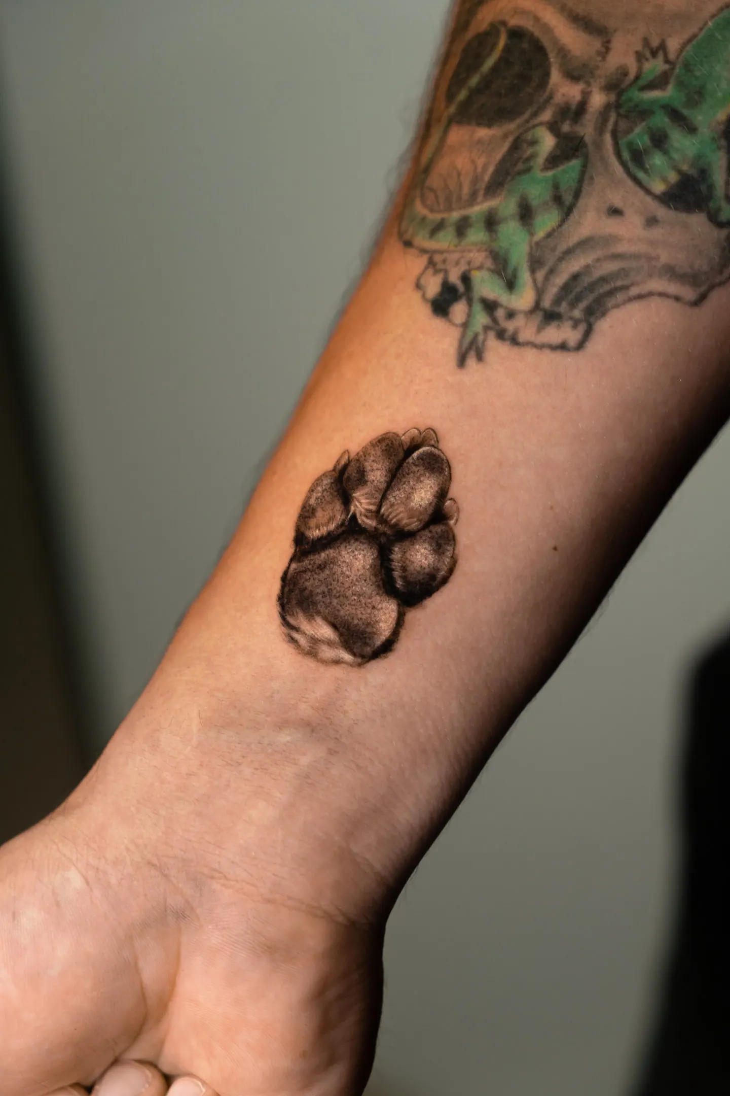 Realistischer Pfotenabdruck Memorial Tattoo am Handgelenk