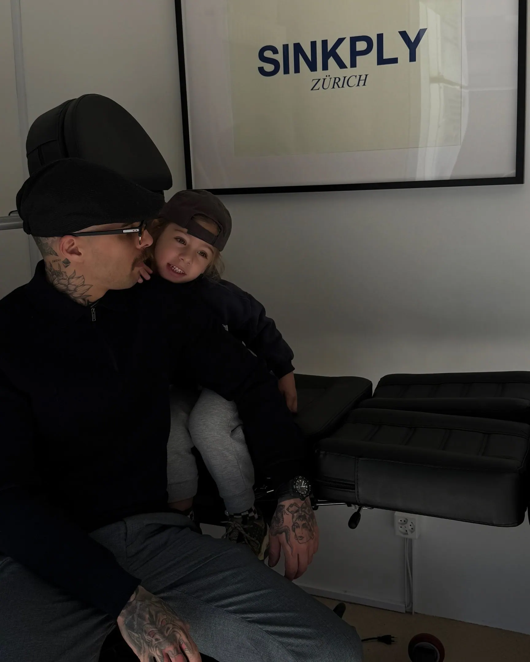 Jon, Tätowierer aus Zürich, spezialisiert auf Tierportraits, im Studio