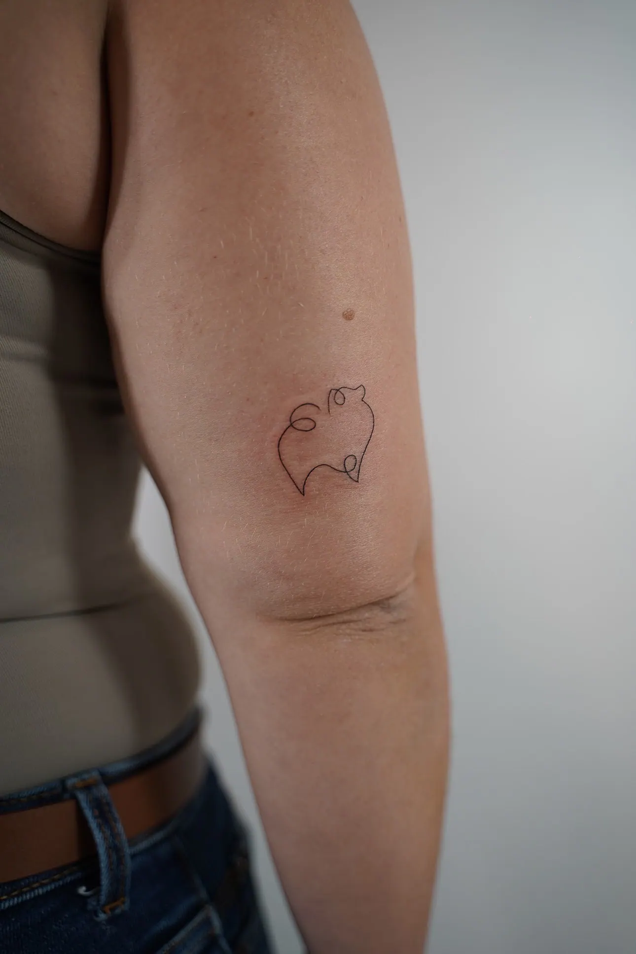 Minimalistisches Fineline Katzen-Tattoo Linienstil Herzform