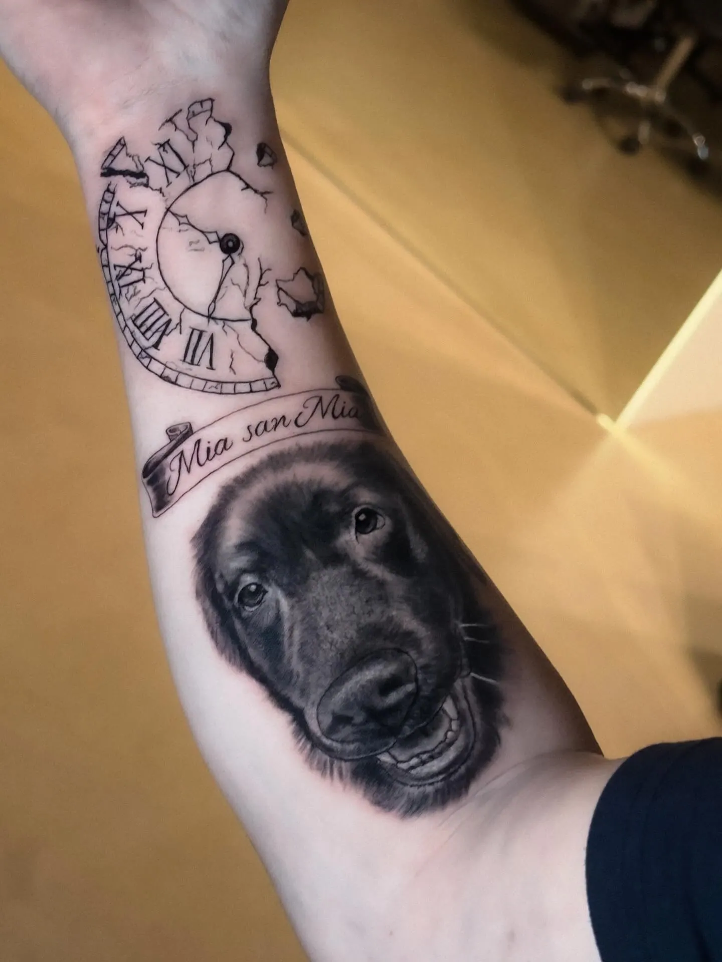 Grosses schwarzes Hundeportrait Tattoo Microrealism Zürich